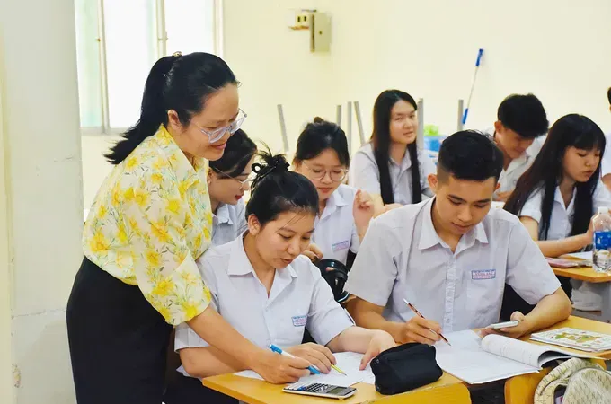 Grade 12A3 students at the Vung Tau Continuing Education and Career Orientation Center (HCMC) are reviewing for the graduation exam