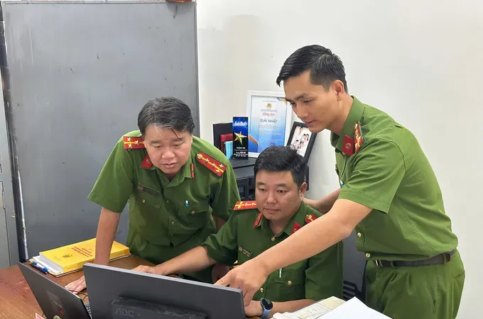 Captain Tran Dinh Cuong (far right) is passionately instructing colleagues on utilizing the innovative “Virtual Assistant” software for the meticulous compilation of drug subject dossiers