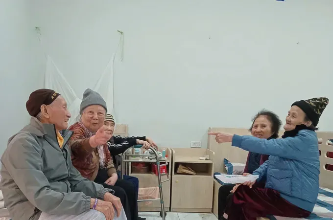Senior people are talking happily with one another in a nursing home (Photo: SGGP)