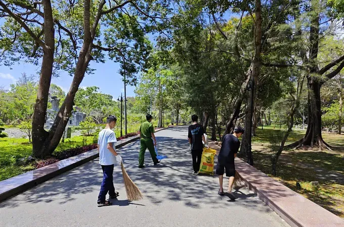 Students being disciplined by cleaning the campus and tending to the graves of fallen heroes at Hang Duong Cemetery (Con Dao, HCMC)