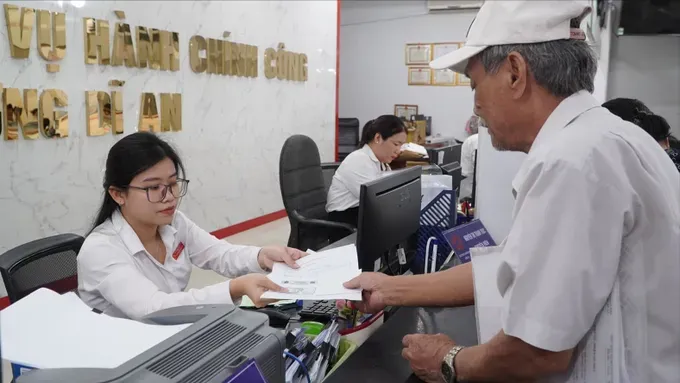 A specialist at the Di An Ward Public Administration Service Center is receiving and processing citizen dossiers (Photo: SGGP)