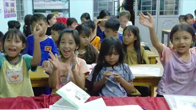 Children are participating in the charity class at Khoi Village in Ia Pia Commune of Gia Lai Province (Photo: SGGP)