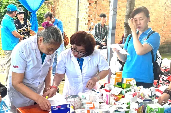 The Executive Board of Chanh Nghia 3 Neighborhood in Thu Dau Mot Ward is coordinating with a specialized medical unit to orchestrate a comprehensive health check-up event for local residents (Photo: SGGP)