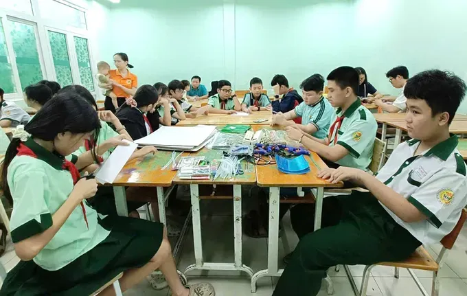 The dynamic STEM experience club organized by Ha Huy Tap Junir High School in Gia Dinh Ward during the sprawling summer break 