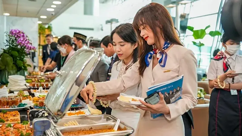 International tourists are delightfully savoring exquisite cuisine at the Jasmine Halal lounge inside Tan Son Nhat International Airport in HCMC (Photo: SGGP)