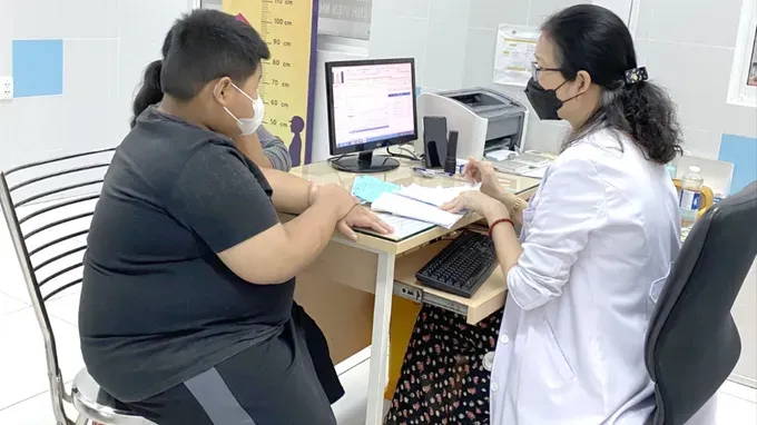 A doctor at Children’s Hospital 2 in HCMC is examining the young boy weighing a staggering 108kg, suffering from class-3 obesity alongside drastically elevated blood lipids and liver enzymes (Photo: SGGP)