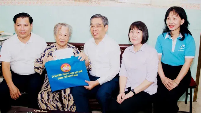 HCMC Party Committee Deputy Secretary and Chairman of the Vietnam Fatherland Front – HCMC Branch Nguyen Phuoc Loc is visiting and paying tribute to Vietnamese Heroic Mother Nguyen Thi Huu Tai on the occasion of July 27 this year (Photo: SGGP)