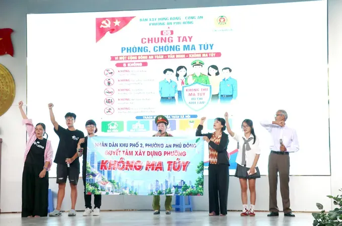 An anti-drug propaganda theoretical work performed in An Phu Dong Ward (Photo: SGGP)