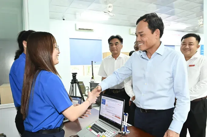 HCMC Party Secretary Tran Luu Quang is visiting officials of the Ho Chi Minh Communist Youth Union on duty at the Binh Duong Ward Public Administration Service Center in September 2025 (Photo: SGGP)