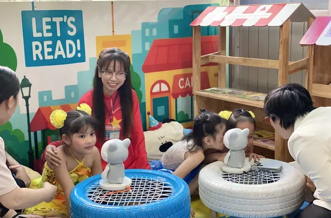 A smart interactive robot utilizing AI to thoroughly answer children’s questions