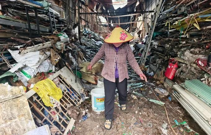 A scrap yard adjacent to the restaurant on Ngo Duc Ke Street in Binh Thanh Ward caught fire and suffered extensive property damage on July 11 (Photo: SGGP/Nguyen Tan)