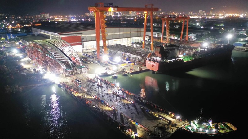 Engineers successfully load colossal “nipa palm leaf” bridge arch onto barge