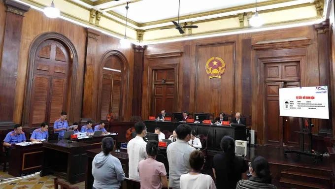 The HCMC People’s Court successfully adjudicates Special Case VN10, heavily blending in-person with online formats for an estimated 227 defendants (Photo: SGGP/Song Mai)
