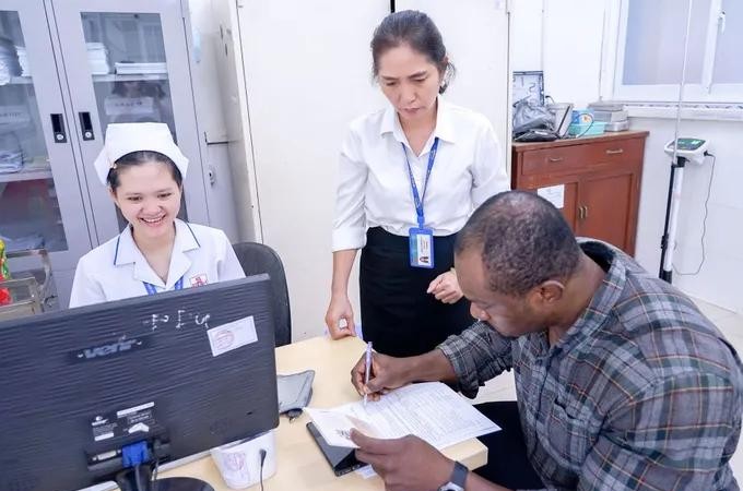 Medical staff at Gia Dinh People’s Hospital are actively assisting foreigners during medical examinations and treatments (Photo: SGGP/Minh Toan)