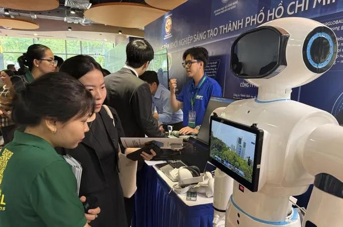 An AI robot, a prominent startup project showcased during the grand opening event of the SIHUB building in HCMC on August 23 (Photo: SGGP/Tan Ba)