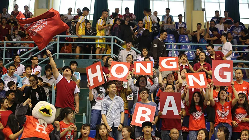 Sinh viên trường ĐH QT Hồng Bàng đến nhà thi đấu Rạch Miễu cổ vũ đông nhất. ẢNH: NHẬT ANH