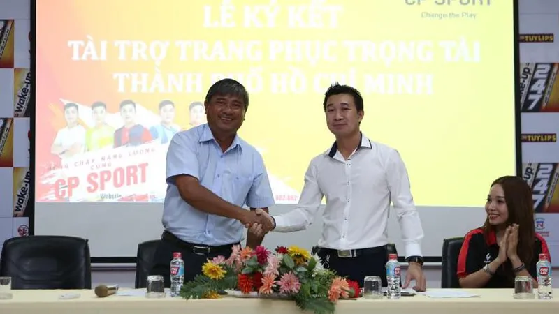 Ông Trần Đình Huấn - Giám đốc Trung tâm TDTT Thống Nhất - trong buổi ký hợp đồng tài trợ. Ảnh: DŨNG PHƯƠNG