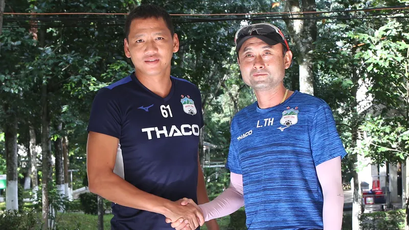 HLV Lee Tae-hoon và cầu thủ Anh Đức tại đại bản danh HAGL. Ảnh: MINH TRẦN