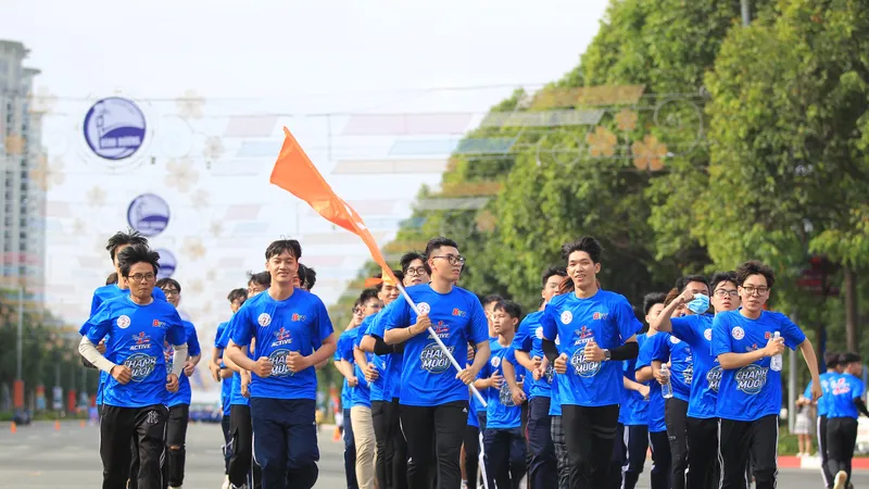 Đông đảo VĐV hưởng ứng chạy tập thể theo đội hình. Ảnh: Dũng Phương