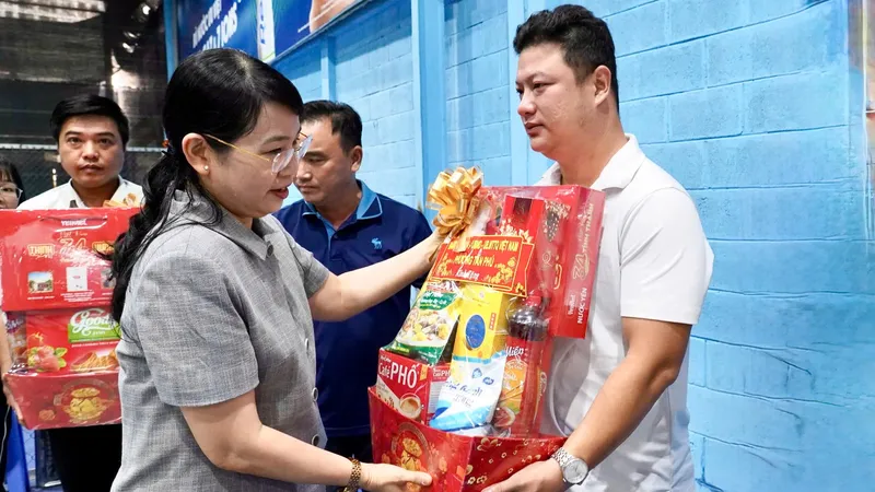 Bà Lê Thị Kim Hồng, Bí thư Đảng ủy phường Tân Phú trao quà Tết cho gia đình có hoàn cảnh khó khăn trên địa bàn. Ảnh: QUỲNH MAI