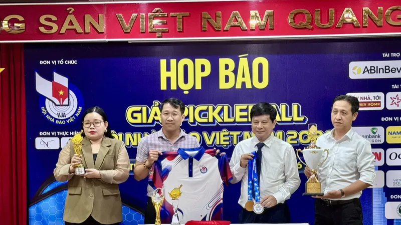 Giải Pickleball Hội Nhà báo Việt Nam 2026 - Trong buổi ra mắt áo đấu, cúp và huy chương. Ảnh: Quỳnh Mai