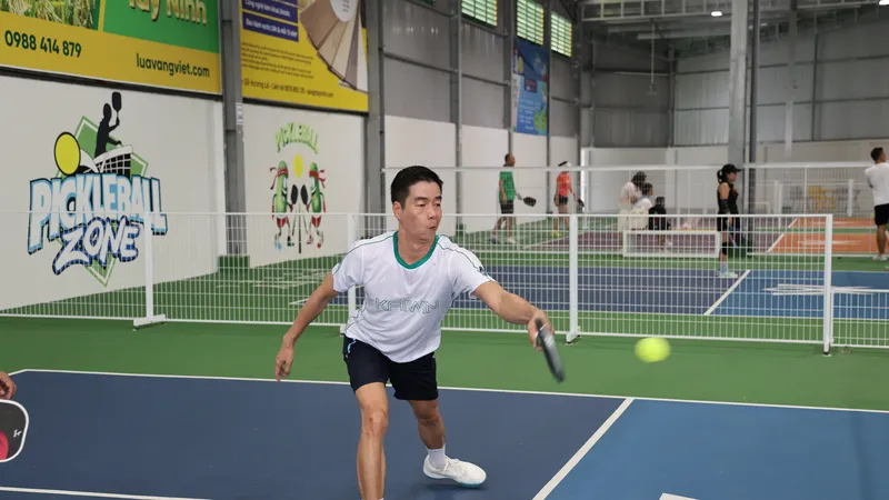 Dương Cao – Huấn luyện viên Việt Nam đầu tiên được Hiệp hội Pickleball Châu Á (APBA) công nhận chính thức và ủy quyền đào tạo, trực tiếp giảng dạy. Ảnh: Quỳnh Mai