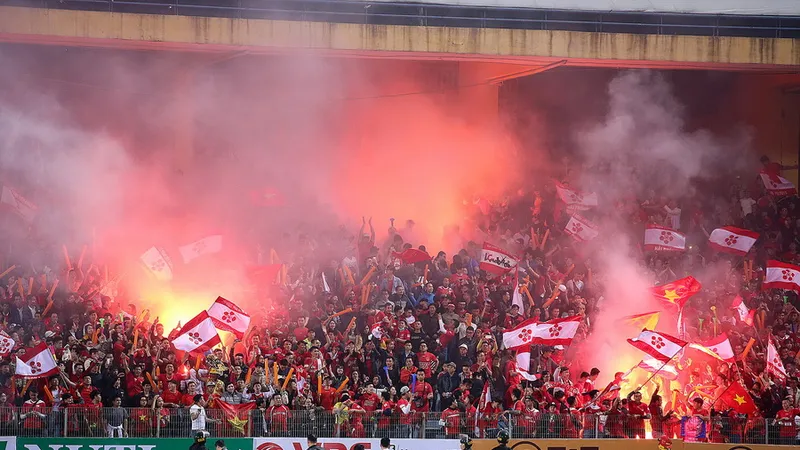 Pháo sáng sớm xuất hiện ở đầu mùa V-League 2018. Ảnh: MINH HOÀNG