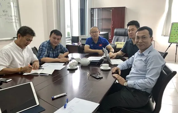 Một buổi họp về chuyên môn của ông Park với VFF. Ảnh: Đoàn Nhật