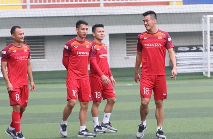 Các cầu thủ từ ĐTQG vừa vào TPHCM chỉ tập nhẹ ở bên ngoài. Ảnh: Hữu Thịnh