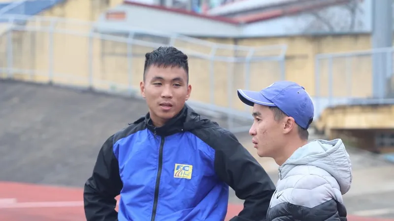 Trần Thành trao đổi vấn đề chấn thương với bác sĩ Nguyễn Văn Hiếu (đội Huế). Ảnh: Hữu Thành.