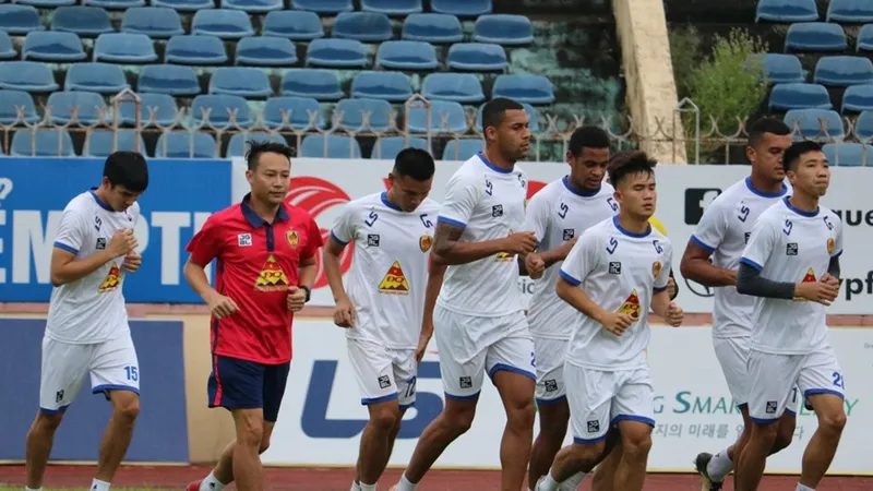 Thầy trò đội Quảng Nam trên sân tập sáng 24-4. Ảnh: QNFC