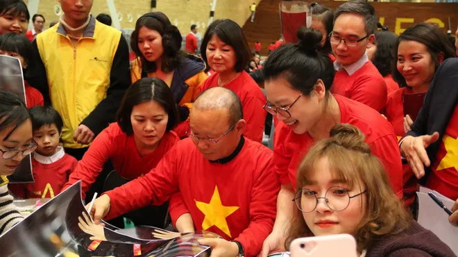 Ông Park Hang-seo với người hâm mộ tại Việt Nam.