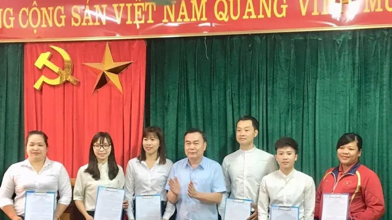 Tuyết Dung và các VĐV nhận quyết định vào ngày 7-5.