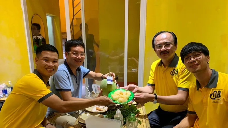 Bầu Hải và bầu Thắng đến chúc mừng Công Phượng và Đông Triều.