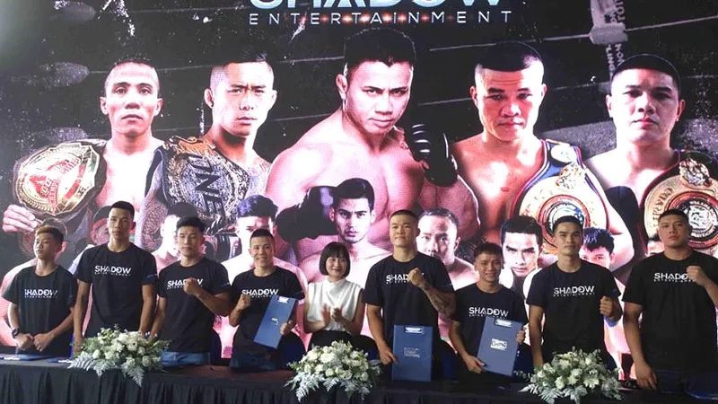 Các võ sĩ chụp ảnh lưu niệm cùng đại diện công ty Shadow Entertainment tại lễ ký kết. Ảnh: Anh Trần