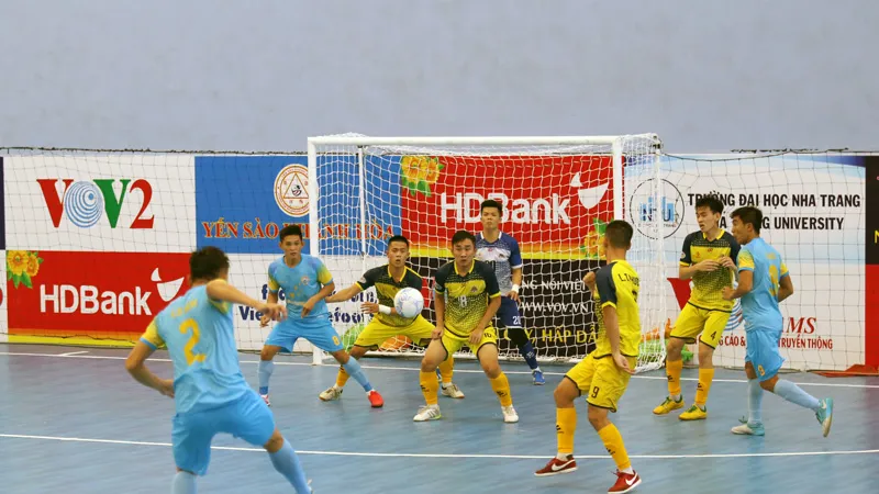 S.Khánh Hòa (áo xanh) thắng dễ 4-0 trước các cầu thủ trẻ Cao Bằng.