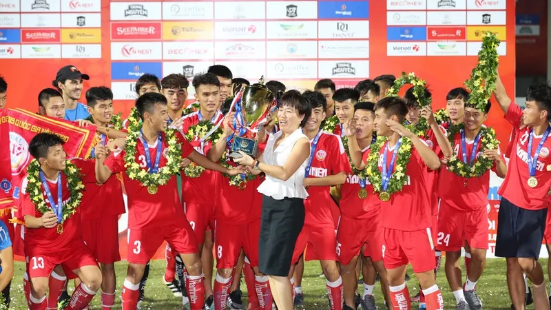 U19 PVF đăng quang trên sân nhà. Ảnh: Khả Hòa