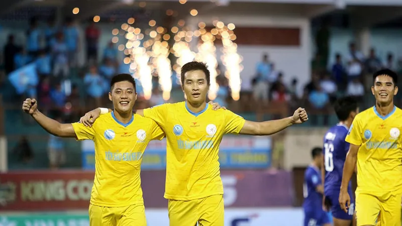 Khánh Hòa tạo ấn tượng khi đang giữ ngôi đầu bảng dù gặp nhiều nhiều khó khăn về tài chính. 