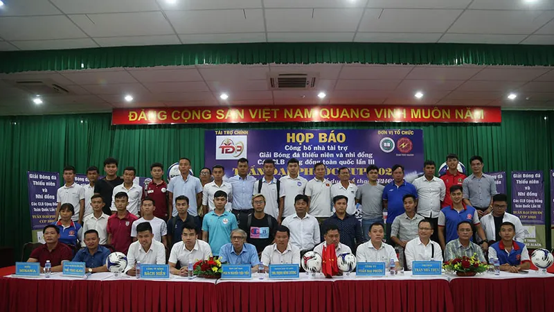 Đại diện các đội tham dự chụp hình lưu niệm cùng BTC. Ảnh: ANH TRẦN