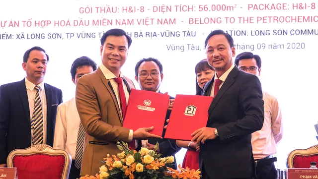 Ông Nguyễn Khánh Lâm – Chủ tịch HĐQT kiêm TGĐ Công ty CP Xây dựng World Steel (bên trái) và ông Phạm Văn Triêm – Chủ tịch HĐQT Công ty CP Đầu tư & Xây dựng Tân Phước Thịnh (bên phải) trong lễ ký kết hợp đồng