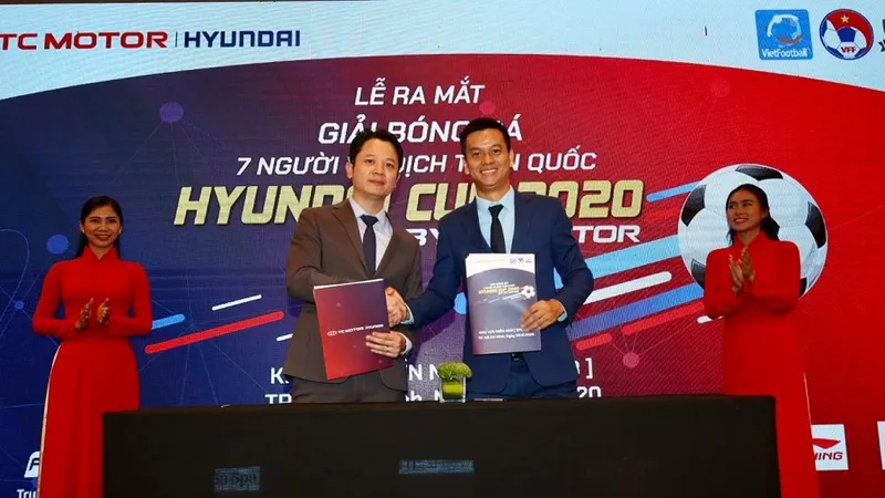 Lãnh đạo Công ty VietFootball cùng nhà tài trợ tại buổi họp báo trưa 5-10. Ảnh: DŨNG PHƯƠNG