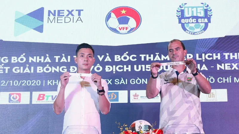 Huỳnh Kesley (phải), HLV đội chủ nhà cùng đại diện nhà tài trợ trong phần bốc thăm chia bảng. Ảnh: ANH TRẦN