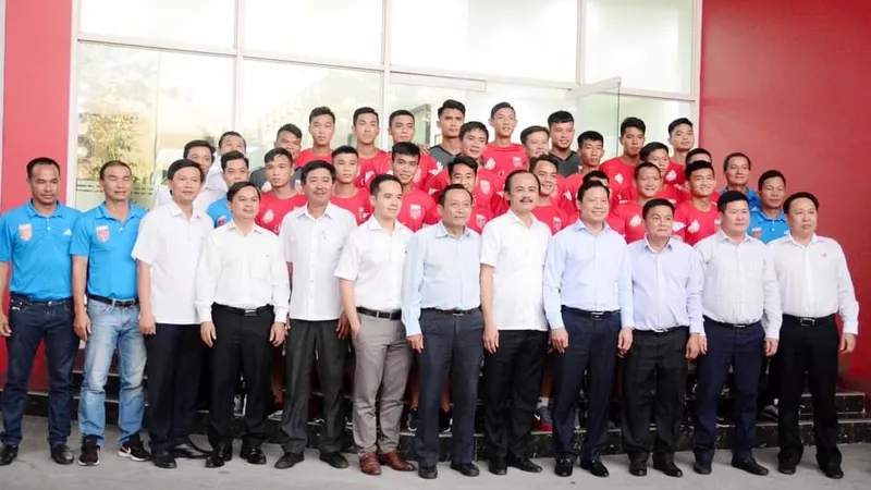 Tập thể đội Long An chụp ảnh lưu niệm với các lãnh đạo UBND Tỉnh, Sở VHTT, Nhà tài trợ. Ảnh: Anh Tuấn