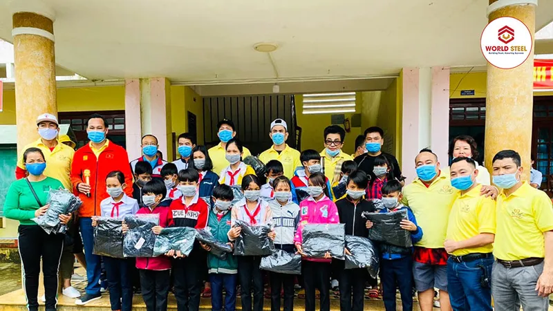 Đoàn công tác trao quà cho học sinh trường Trà Sơn