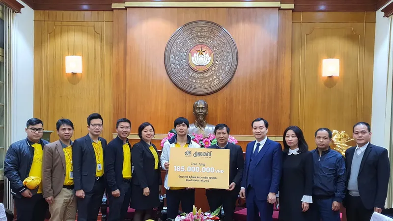 Công Phượng cùng đại diện cà phê Ông Bầu, VFF tại trụ sở Ủy ban Trung ương Mặt trận Tổ quốc Việt Nam