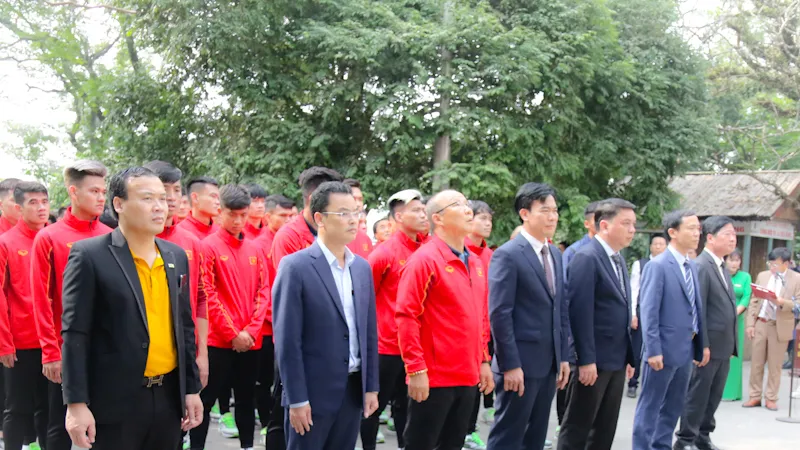 Lãnh đạo VFF cùng tập thể BHL, cầu thủ ĐTQG và U22 Việt Nam tại khu di tích Quốc gia Đền Hùng