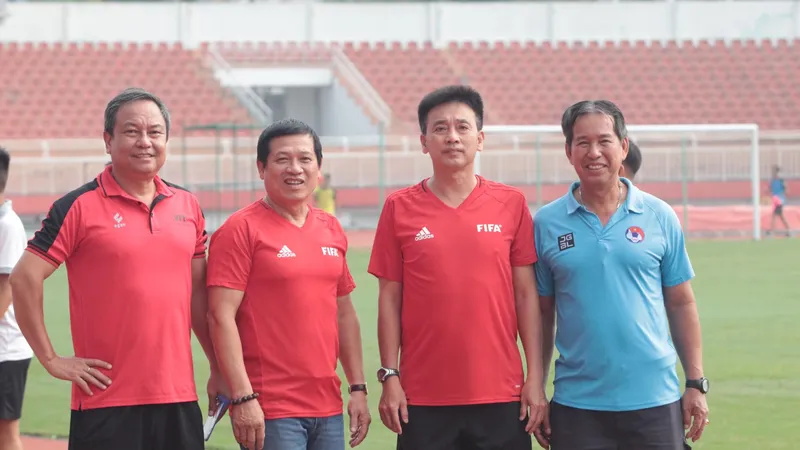 Thế hệ vàng của trọng tài TPHCM nay đã chuyển sang vai trò Giám sát, quản lý. Ảnh: HỮU THÀNH 