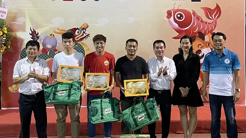 Ban tổ chức cùng nhà tài trợ trao thưởng cho các tác giả đoạt giải