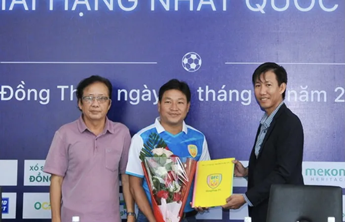 Ông Tống Văn Lâm (bìa phải) cùng ê kíp cộng sự lên phương án để tái thiết bóng đá Đồng Tháp 