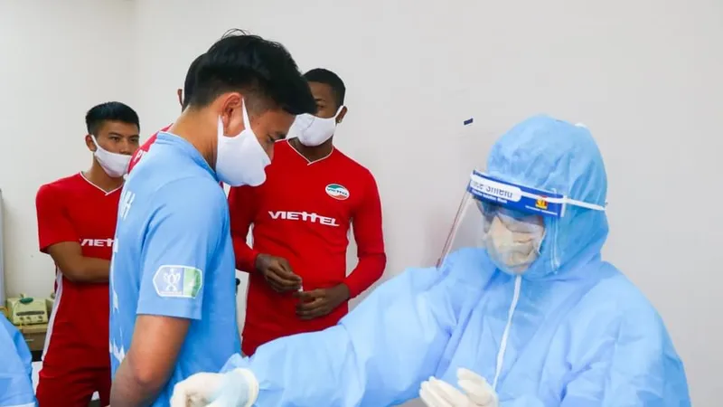 Các đội được đề xuất sớm tiêm vắc xin. Ảnh: VTFC